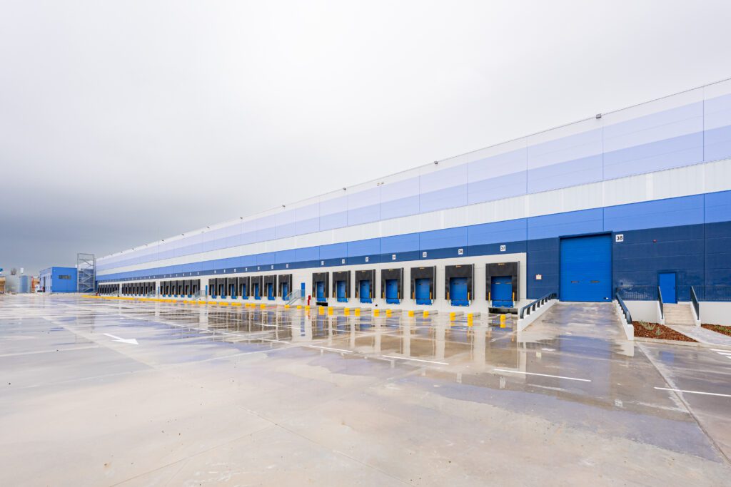 Warehouse in the rain in Magna Park Tauro Illescas Logistica.