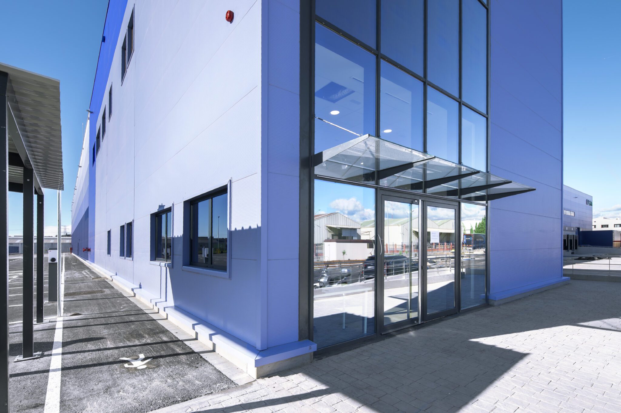 Building with frontal windows in G-Park Santa Perpetua Logistica 3.